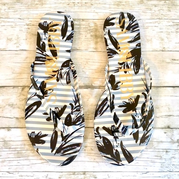 ✨4/$25✨NWOT Flip Flops Blue With Flower Design Sz 8 - Picture 2 of 6